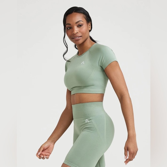 EFFORTLESS SEAMLESS SHORT SLEEVE CROP TOP
M size 
Sage Color - Picture 7 of 7